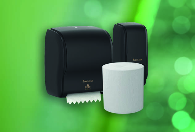 Schwarzer TUBELESS-Papierhandtuchspender und passender Toilettenpapier-Spender, davor eine TUBELESS-Rolle