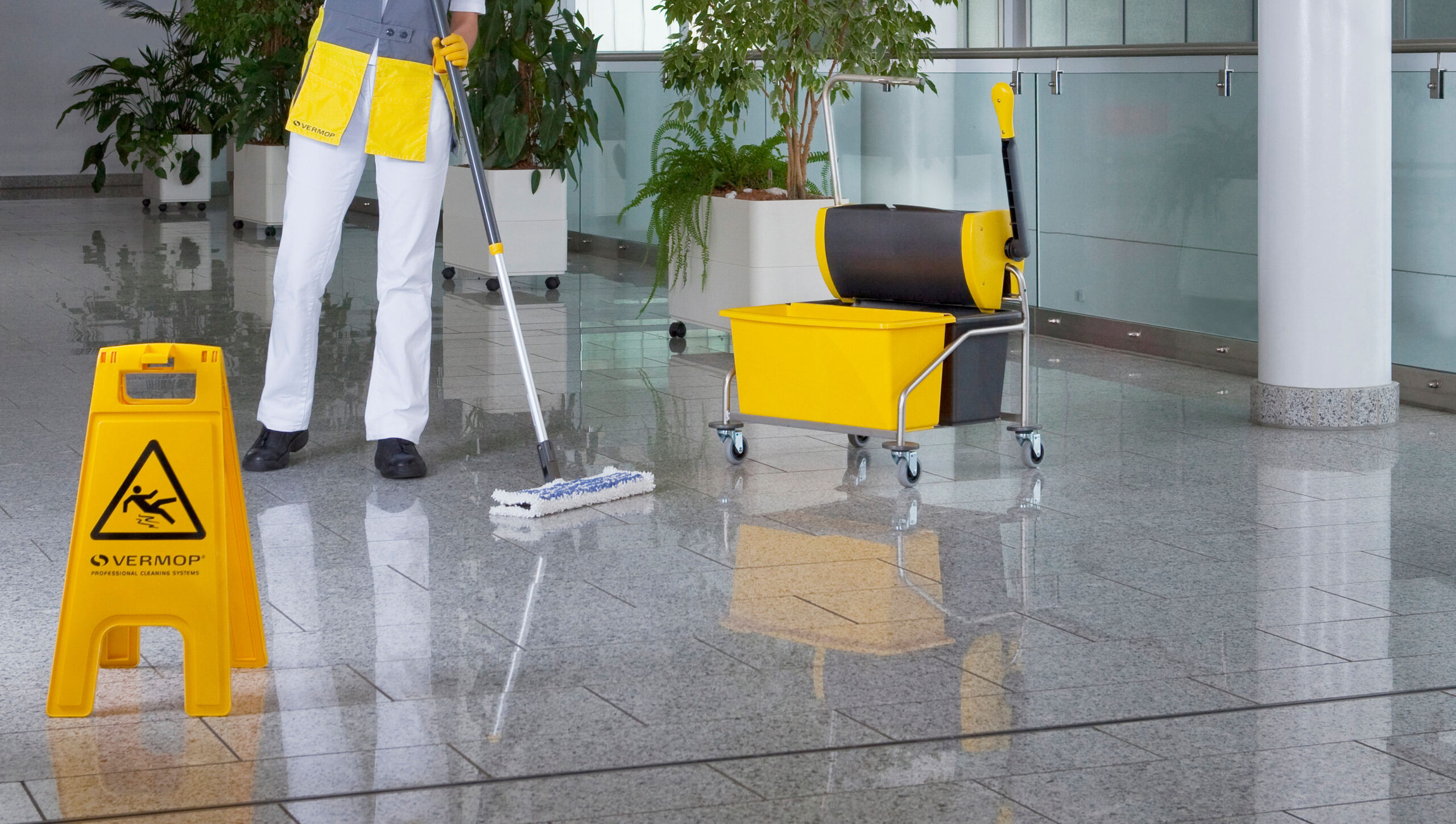 Putzwagen in grau-gelb mit weißen Türen.