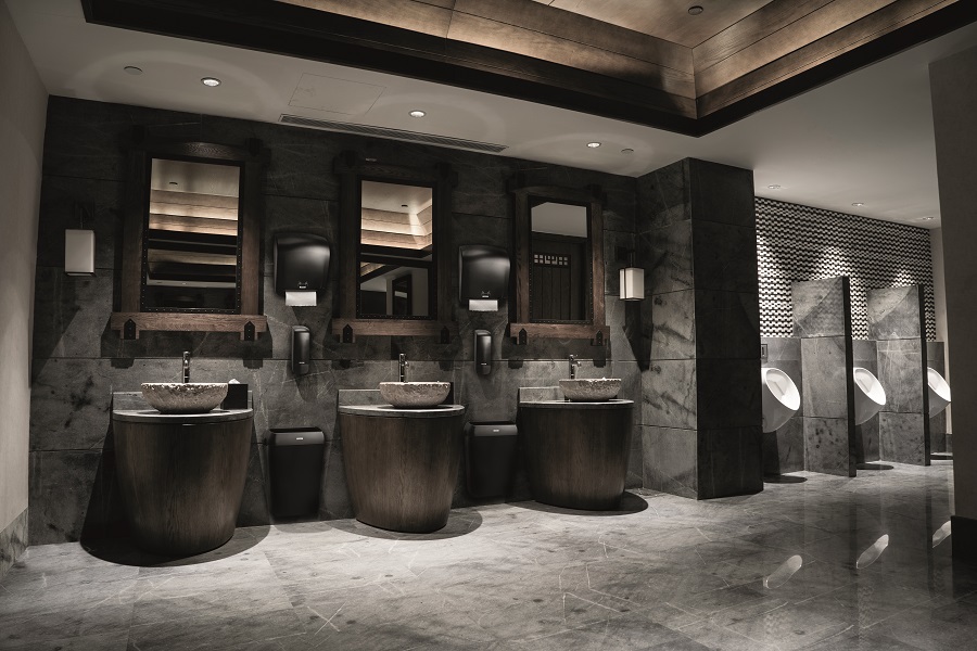 Elegant gestalteter Waschraum mit 2 Katrin-Rollenhandtuch-Spendern.